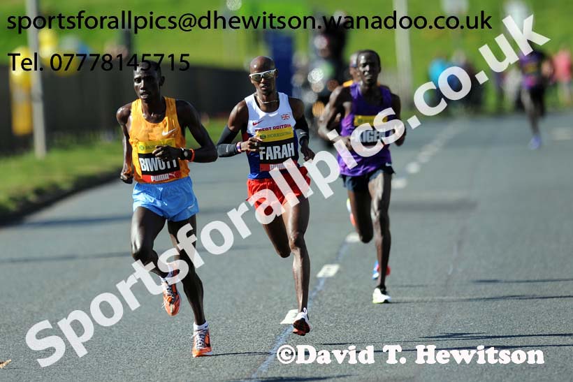 Stanley Biwott leads from Mo Farah in the mens Morrisons Great North Run. Photo: David T. Hewitson/Sports for All Pics